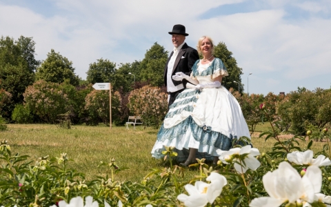 Seno deju grupu Ballare un Magnolija koncerta Ceriņu dārzā 