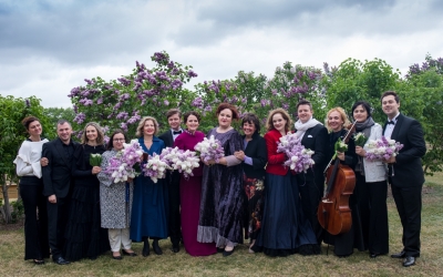 Zem Neapoles ceriņkrāsas debesīm